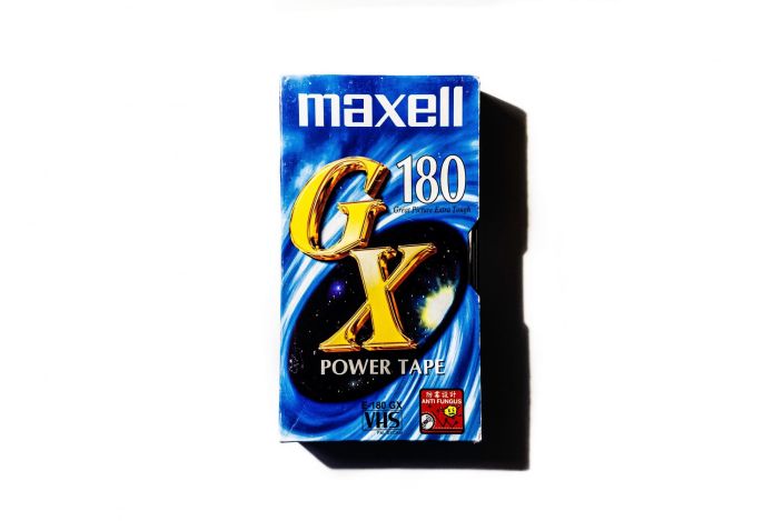 VHS videokasetti Superteravaa 8K kuvanlaatua klassisessa muodossa.